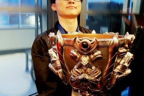 九游-关于Faker回归赛场，爆冷首场状态亮眼，勇士观众沸腾！的信息