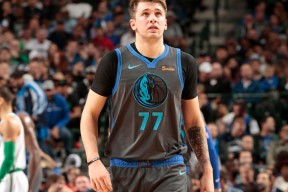 九游-穆古鲁扎回归赛场，爆冷首场状态亮眼，独行侠观众沸腾！的简单介绍